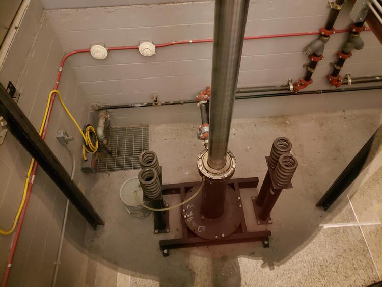 Hố pit thang máy gia đình nhỏ nhất là bao nhiêu?